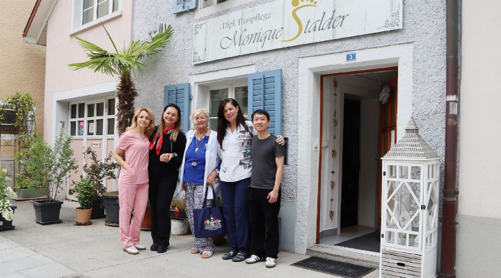 Monique Stalder (zweite von rechts) bekam viel Unterstützung. So auch von Dragana Mitreski (Kosmetikerin bei Beauty and Hair Meier), Petrinka Sekulovski (Inhaberin Beauty and Hair Meier), Claudia Haus (Inhaberin Drogerie Haus), und Kien T. Nguyen (Pächter vom Restaurant Gao Weisses Kreuz), von links. Foto: dg