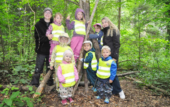 Betreuerin Luana Bonetti (l.) und Kinderhortleiterin Lorena Mazzeo (r.) mit ihren kleinen Schützlingen. Die fühlen sich im Wald pudelwohl. Beim Waldtag lernen sie spielend den Umgang mit Tieren und Umwelt. Fotos: ml
