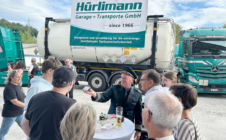 Gute Stimmung an der Jubiläumsfeier auf dem Firmengelände. Foto: zVg