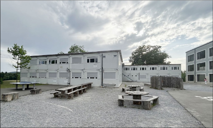 Das Areal des Oberstufenzentrums der Kreisschule Rohrdorferberg mit dem Schulhaus Rüsler rechts. Die Provisorien links auf dem Foto werden nicht mehr benötigt, wenn die Schulhaus-Erweiterung einmal realisiert ist. Foto: hhs