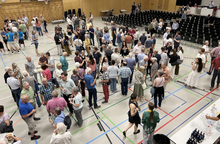Nach der Gemeindeversammlung wurde auf das «Ja» zum Kreisschul-Projekt «Torfmoos» angestossen. Foto: hhs Nach der Gemeindeversammlung wurde auf das «Ja» zum Kreisschul-Projekt «Torfmoos» angestossen. Foto: hhs