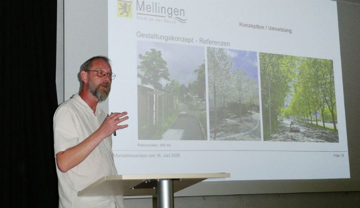 Landschaftsarchitekt Stephan Karlen präsentiert die geplanten Massnahmen zur Hitzeminderung und zur Nutzung des Meteorwassers vor Ort. Foto: lath