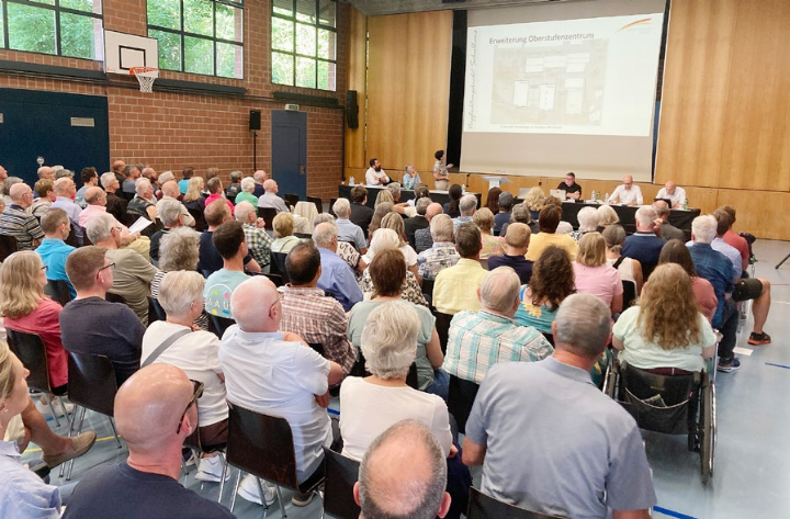 124 Stimmberechtigte besuchten die Gmeind. Weil das Quorom nicht erreicht wurde, unterstehen alle Beschlüsse dem fakultativen Referendum. Foto: mbe 124 Stimmberechtigte besuchten die Gmeind. Weil das Quorom nicht erreicht wurde, unterstehen alle Beschlüsse dem fakultativen Referendum. Foto: mbe