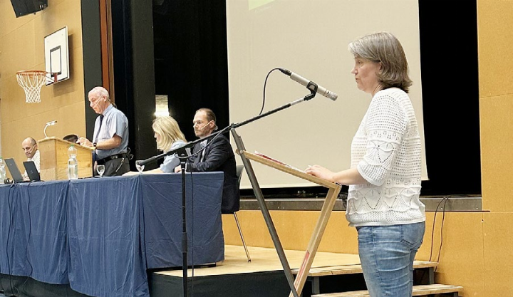 Eine skeptische Stimme: Andrea Steinmann sagte, dass nur soviel investiert werden soll, wie der tatsächliche Bedarf sei. Fotos: dg Eine skeptische Stimme: Andrea Steinmann sagte, dass nur soviel investiert werden soll, wie der tatsächliche Bedarf sei. Fotos: dg