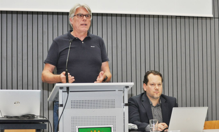 Vizeammann Urs Rothlin (links, mit Gemeindeschreiber Manuel Brunner) musste ausgerechnet an seinem Geburtstag ein schwieriges Geschäft vertreten: den Verpflichtungskredit für die Planung des neuen Werkhofs. Foto: ml Vizeammann Urs Rothlin (links, mit Gemeindeschreiber Manuel Brunner) musste ausgerechnet an seinem Geburtstag ein schwieriges Geschäft vertreten: den Verpflichtungskredit für die Planung des neuen Werkhofs. Foto: ml