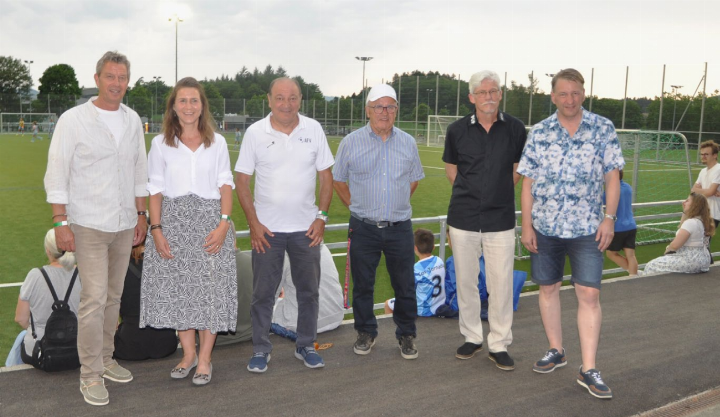 Die Festrednerinnen und Festredner: Christian Koch vom Departement Bildung, Kultur und Sport des Kanton Aargau, Frau Gemeindeammann von Fislisbach Simone Bertschi, Luigi Ponte, Präsident des Aargauer Fussballverbands, Markus Dort, Ehrenpräsident FC Fislisbach und Projektleiter für das Kunstrasenprojekt, der amtierende Vereinspräsident Martin Dürr sowie Roland Dubach, ebenfalls Projektleiter beim FC für den neuen Kunstrasen (von links). Fotos: ml