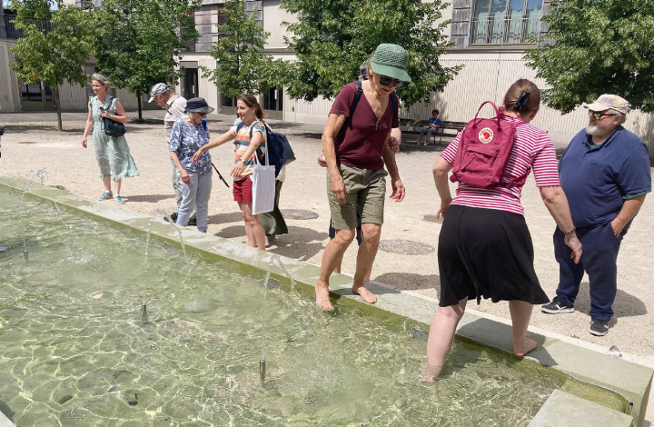 Sorgt für angenehme Temperaturen und eine willkommene Abkühlung: Der Brunnen im Neugrüen. Fotos: mbe