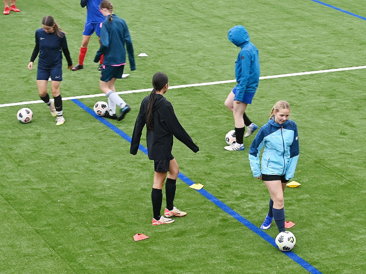 Seit dem 4. Juni kann auf dem neuen Kunstrasen des FC Fislisbach trainiert werden – auch bei Regen. Foto: sl
