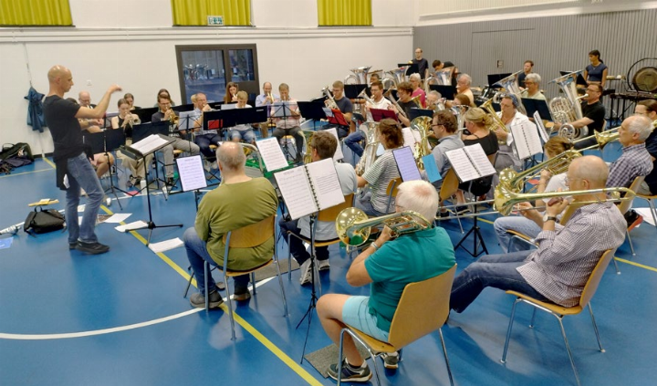 Die Stadtmusik Mellingen und der Musikverein Birmenstorf bei einer Probe mit ihrem Dirigenten Piekary Slaskie (links). Foto: mbe