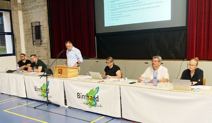 Der Gemeinderat: Michael Schwaller, Markus Wernli, Ammann Daniel Knappe, die Gemeindeschreiberin, Gaudenz Lüchinger, Nicole Andermatt (von links). Foto: mbe