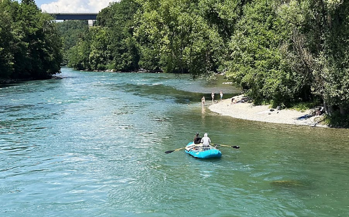 Baden am Reussufer und Böötlen bis nach Gebenstorf, das ist in diesen Tagen beim Strand neben der Kläranlage Mellingen ein grosser Spass. Foto: hhs