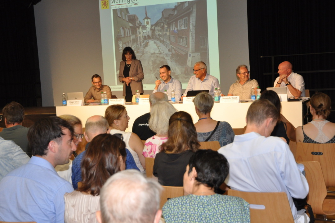Die Gemeindeversammlung wurde von 127 Stimmberechtigten besucht. Vorne auf dem Podium der Stadtrat und Gemeindeschreiber Gregor Glaus (links). Foto: mbe Die Gemeindeversammlung wurde von 127 Stimmberechtigten besucht. Vorne auf dem Podium der Stadtrat und Gemeindeschreiber Gregor Glaus (links). Foto: mbe