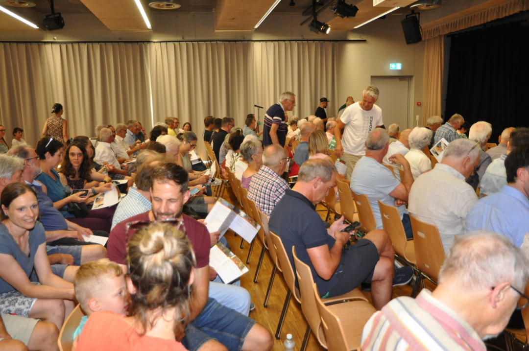 Die Gmeind fand in der Aula der Schulanlage Kleine Kreuzzelg statt. Dank gemieteten Klimageräten, war es nicht heiss im Raum. Foto: mbe Die Gmeind fand in der Aula der Schulanlage Kleine Kreuzzelg statt. Dank gemieteten Klimageräten, war es nicht heiss im Raum. Foto: mbe