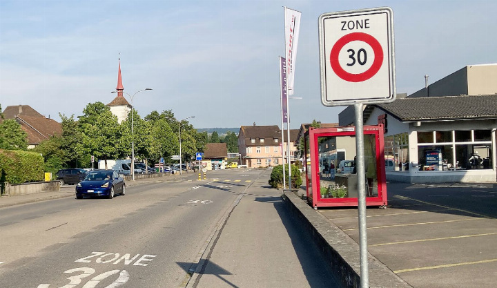 Der Strassenraum wird anders aufgeteilt. Für die Autos wirds schmäler, für den Langsamverkehr gibts mehr Platz. 144 Bäume sollen an der Birrhardstrasse (unser Bild) und der Lenzburgerstrasse für Schatten sorgen. Fotos: mbe