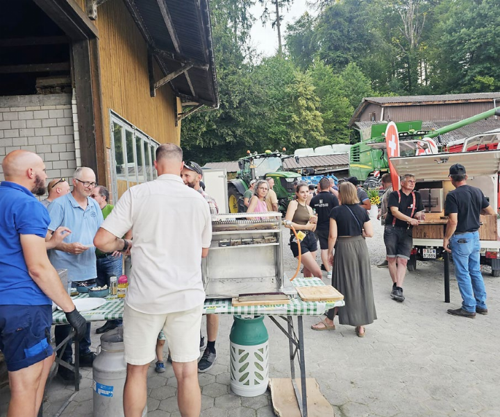 Kundinnen und Kunden des Dreschteams Steger werden beim Kunden-Event auf dem Seewadelhof vom Lohnunternehmen Simmen verwöhnt. Fotos: zVg