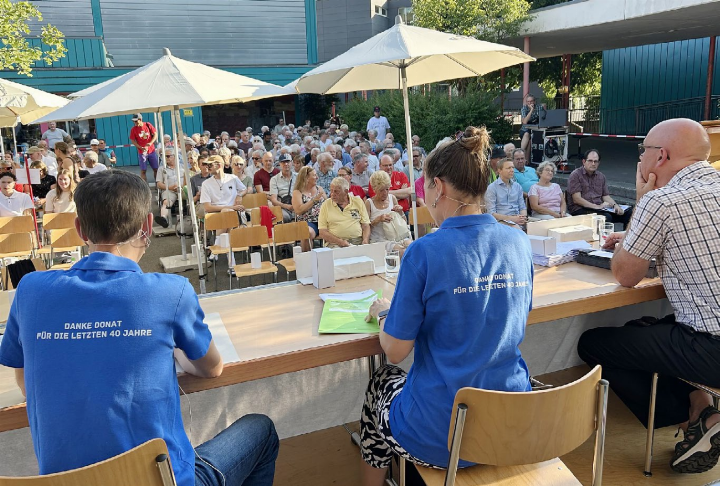 «Danke Donat für die letzten 40 Jahre» markierte die Exekutive die letzte Gmeind von Donat Blunschi (rechts). Fotos: hhs