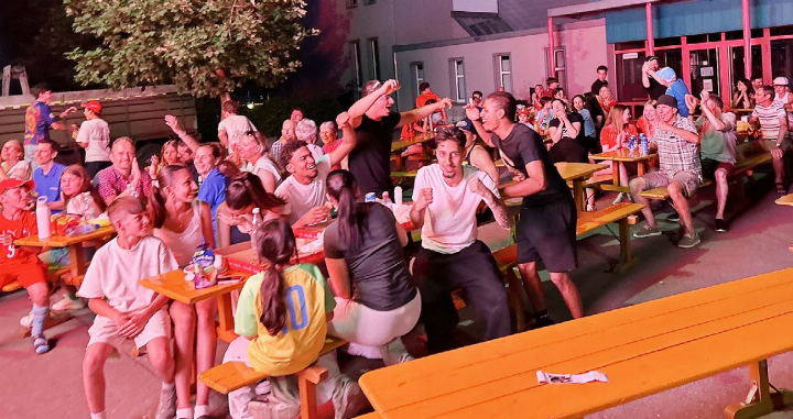 Nach den Toren von Ruben Vargas und Johan Mazambi in der zweiten Halbzeit ist beim Public-Viewing auf der Schulanlage Leematten in Fislisbach der Jubel gross. Foto: hhs