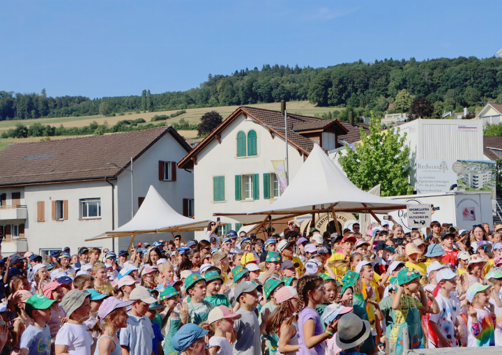 350 Kinder nahmen am Jugendfestumzug teil. Sie stellten verschiedene Berufe farbenfroh dar.