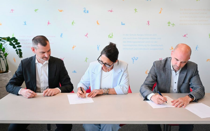 Yann Hafner, Raphaëlle Favre Schnyder und Olivier Dinichert (von links) bei der Unterzeichnung der Vereinbarung. Foto: zVg