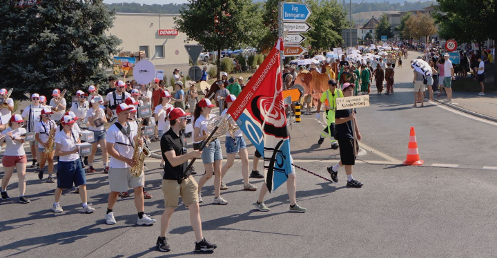Jugendfestzug läuft beim Migros-Kreisel vorbei. Unzählige Besuchende säumten den Strassenrand.