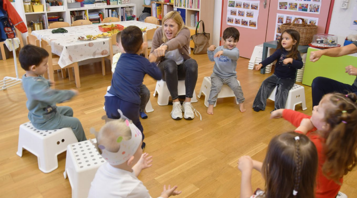 In der Spielgruppe Zick-Zack in Mellingen wird die Sprache als Pilotprojekt bereits seit dem Jahr 2021 unter der Leitung von Raquel Dirr (Mitte) spielerisch vermittelt. Foto: Archiv, hhs