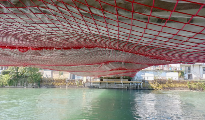 Für die Rückbauarbeiten an der Fahrbahnplatte und für die Stahlbauarbeiten wird unter der Brücke ein Schutzgerüst installiert. Foto: Kanton Aargau