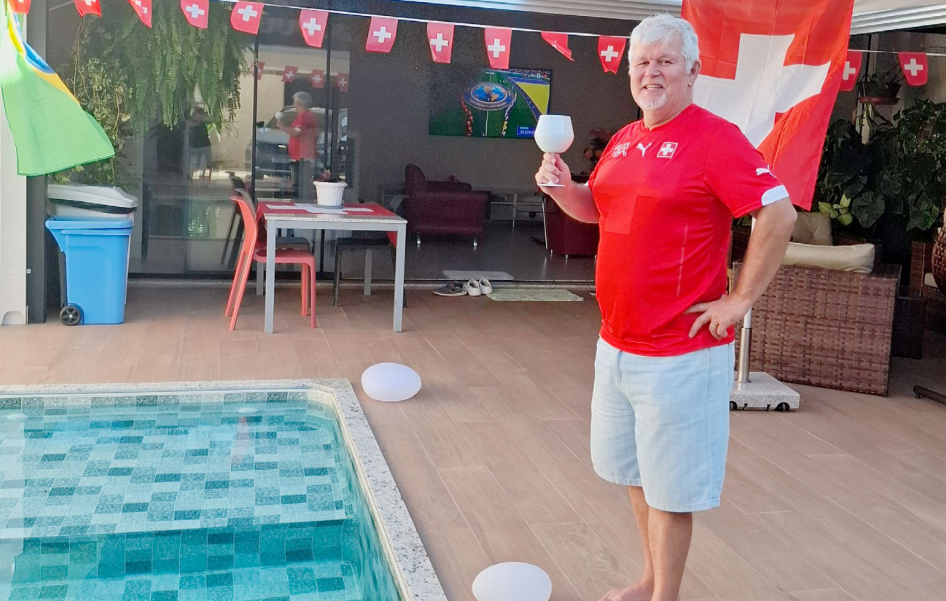 Rot-weiss am Pool: Wurstsalat & Hymne! - Das Bild wird blockiert. – Möglicherweise durch einen aktiven Adblocker.