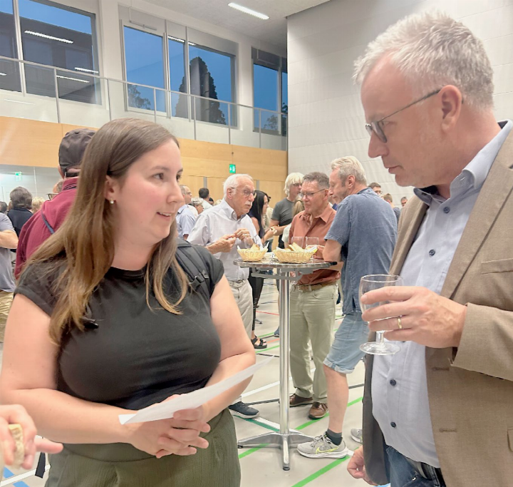 Marcia Peterhans und Guido Hirschvogl diskutieren nach der Gemeindeversammlung, an welcher Peterhans unter «Verschiedenes» eindringlich um eine aktive Beteiligung der Schulen beim Dorffest gebeten hatte. Foto: hhs Marcia Peterhans und Guido Hirschvogl diskutieren nach der Gemeindeversammlung, an welcher Peterhans unter «Verschiedenes» eindringlich um eine aktive Beteiligung der Schulen beim Dorffest gebeten hatte. Foto: hhs