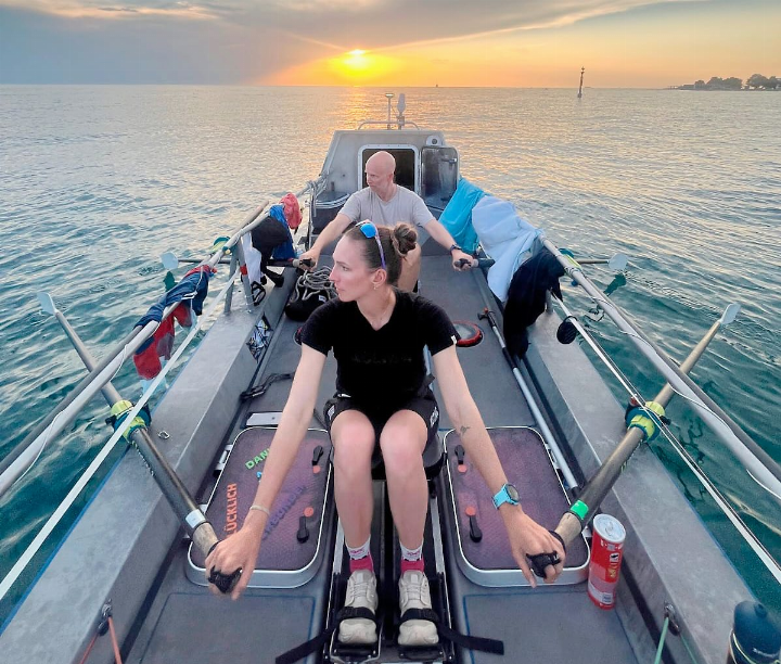 Manuela Wettstein (vorne) und Pascal Bircher aus Fislisbach bei ihrem Training auf dem Mittelmeer. Foto: zVg