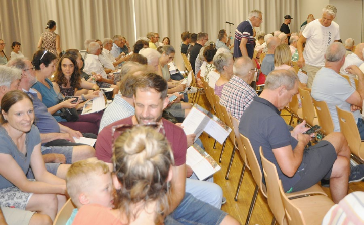 An der Mellinger Sommer-Gemeindeversammlung vom 23. Juni (Bild) gab es nach langer Diskussion ein Ja zu den beiden Krediten. Foto: mbe