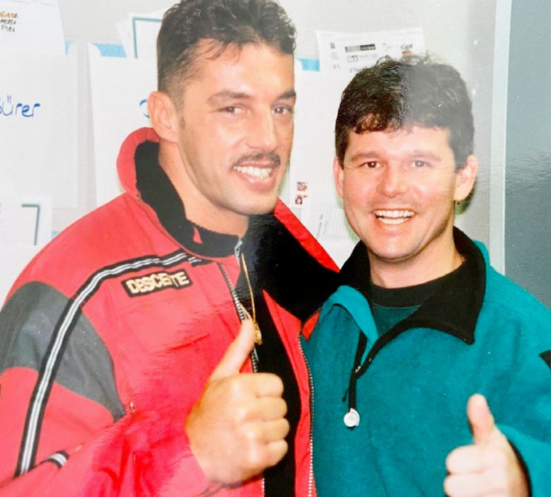 Der junge Bolanzki (rechts) trifft in Japan die Schweizer K1-Legende Andi Hug. Der junge Bolanzki (rechts) trifft in Japan die Schweizer K1-Legende Andi Hug.