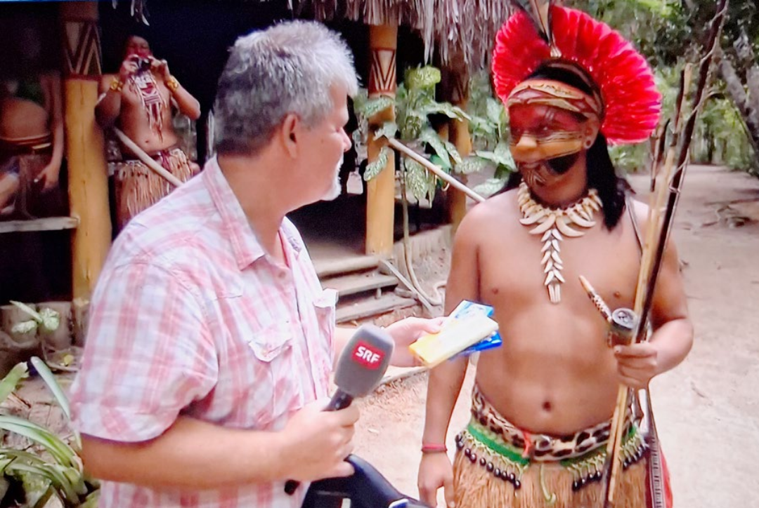 Beat Bolanz, alias «Bolanzki», als Reporter von SRF 2014 in Brasilien im Gespräch mit einem Indigenen-Häuptling. Beat Bolanz, alias «Bolanzki», als Reporter von SRF 2014 in Brasilien im Gespräch mit einem Indigenen-Häuptling.