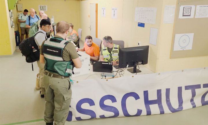 Der Zivilschutz Aargau Ost im Einsatz: Check-In und Registrierung der simulierten Binnenflüchtenden in der Anlage Leematten in Fislisbach. Fotos: Bevölkerungsschutz Aargau Ost/zVg