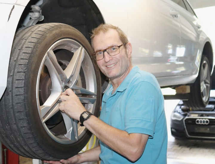 Bei Patrik Lichtsteiner sind Autos aller Marken in den besten Händen. Er verfügt über ein breites Fachwissen. Fotos: dg