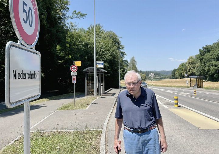 Walter Böhlen steht an der Badenerstrasse bei der Bushaltestelle «Fohrhölzli». Hinter der Signalisation «50 generell» beginnt der Rotrischweg. Schon hier sollte Tempo 30 markiert werden, finden Quartierbewohnende. Fotos: hhs