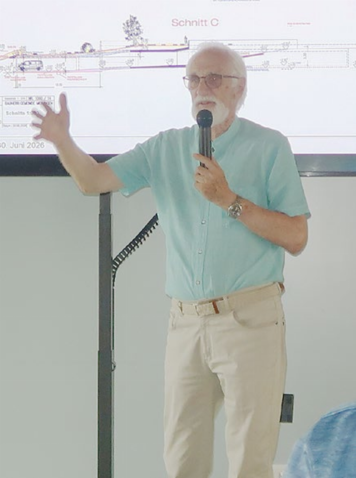 Paul Zürcher hat das Projekt für die Garage ausgearbeitet und erklärte es an der Infoveranstaltung. Foto: mbe Paul Zürcher hat das Projekt für die Garage ausgearbeitet und erklärte es an der Infoveranstaltung. Foto: mbe