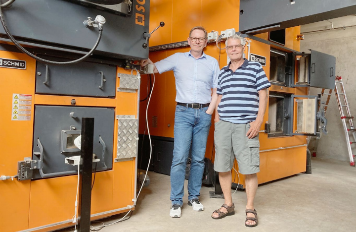 Stolz auf die Heizzentrale: Der Stetter Gemeindeammann Stephan Schibli (links) mit Herbert Fischer, dem Präsidenten der Ortsbürger-Finanzkommission, vor den beiden grossen Holzschnitzelöfen. Foto: mbe
