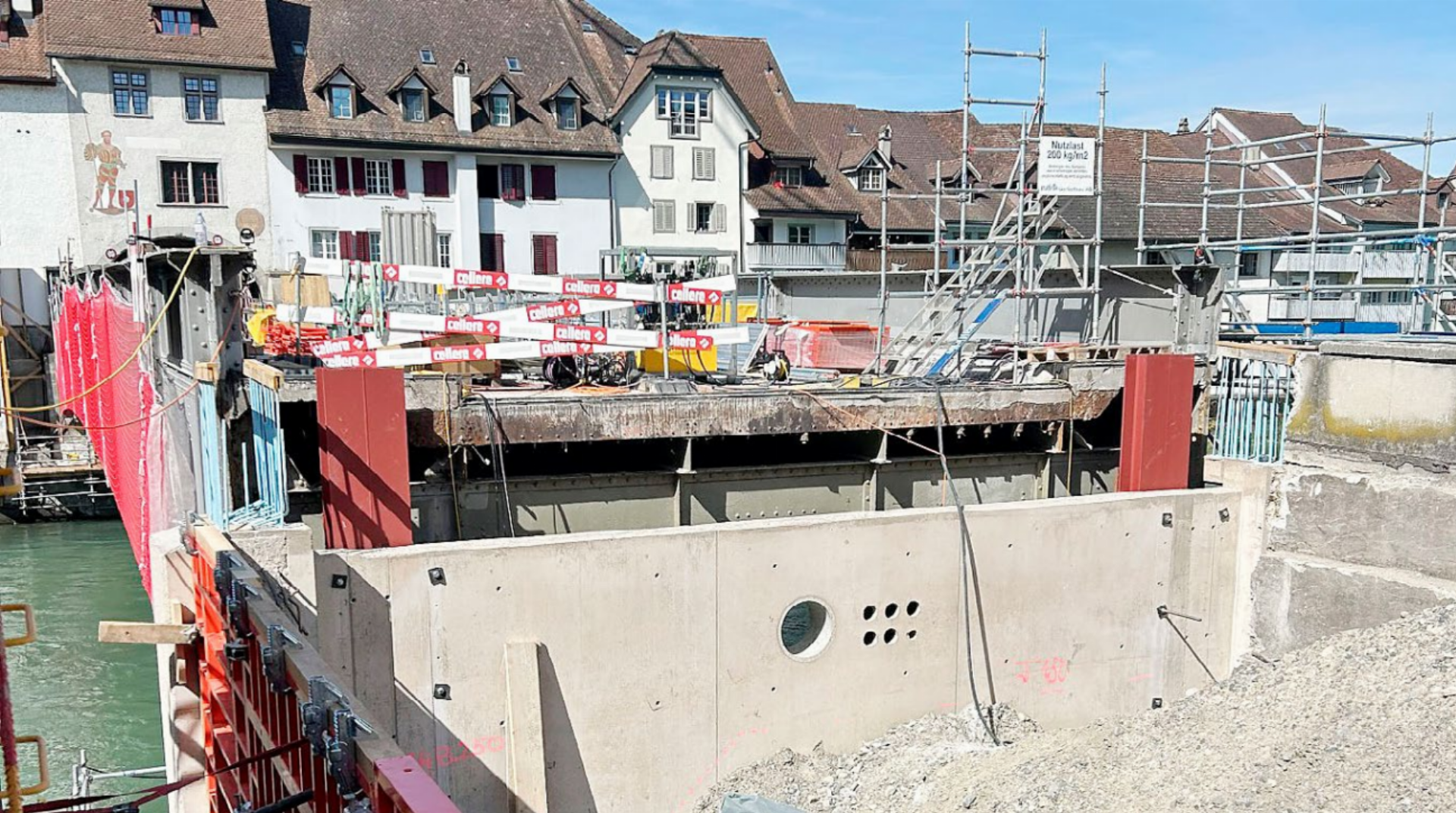 Die alte Reussbrücke steigt langsam auf - Das Bild wird blockiert. – Möglicherweise durch einen aktiven Adblocker.