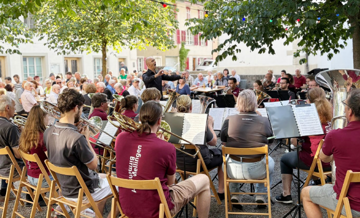 Die Spielgemeinschaft der Stadtmusik Mellingen und des MV Birmenstorf sowie die Brass Band Badenia Untersiggenthal begeisterten mit einem abwechslungsreichen Sommerabendkonzert auf dem Ibergplatz. Fotos: isp