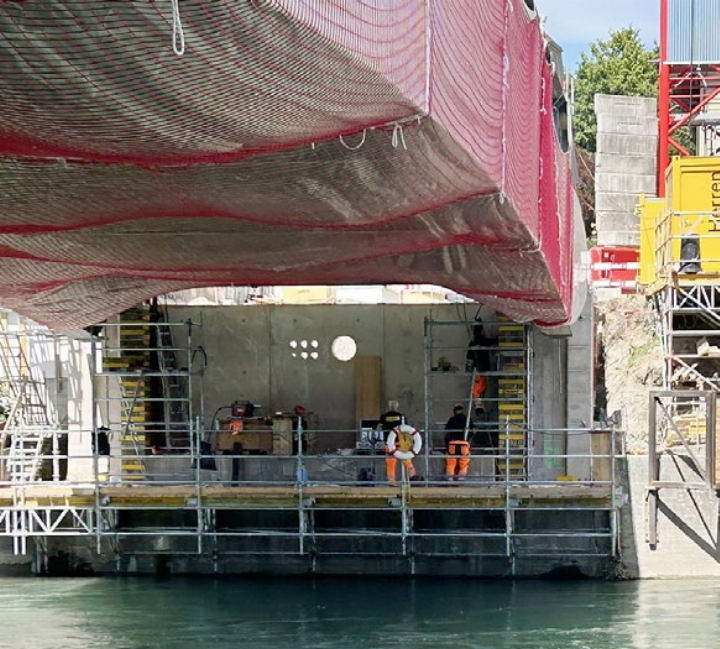 Links und rechts halten zwei Stapeltürme die Reussbrücke (links), die 2,6 Meter höher liegt (rechts) – gut zu erkennen an der Krümmung des Torbogens.