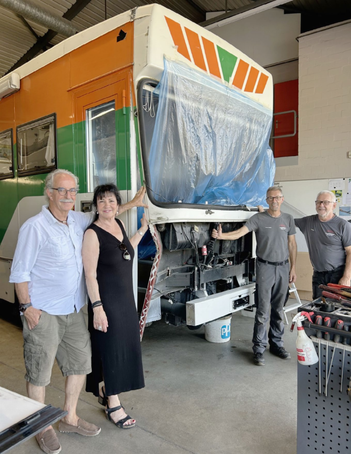 Der Migros-Wohnbus wurde durch den Zusammenprall mit einem bulgarischen Lastwagen stark beschädigt. Daniel Zehnder und seine Partnerin Susanne Lehmann sind in der Carrosserie-Werkstatt von Stefan Ruflin und Dani Huber (von links nach rechts) froh, weil der Migros-Wagen repariert werden kann. Foto: hhs Der Migros-Wohnbus wurde durch den Zusammenprall mit einem bulgarischen Lastwagen stark beschädigt. Daniel Zehnder und seine Partnerin Susanne Lehmann sind in der Carrosserie-Werkstatt von Stefan Ruflin und Dani Huber (von links nach rechts) froh, weil der Migros-Wagen repariert werden kann. Foto: hhs
