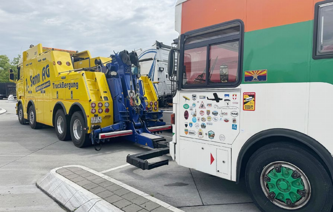 Der beschädigte Migros-Wohnbus wird auf dem Parkplatz der Zollstelle in Thayngen auf ein Abschleppfahrzeug der Senn AG geladen. Fotos: zVg Der beschädigte Migros-Wohnbus wird auf dem Parkplatz der Zollstelle in Thayngen auf ein Abschleppfahrzeug der Senn AG geladen. Fotos: zVg