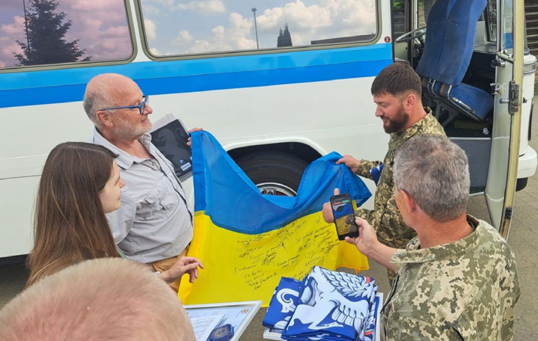 Der Konvoi mit den übrigen Fahrzeugen erreichte am 19. Juni die Stadt Lwiw, wo die Fahrzeuge ukrainischen Armee-Angehörigen übergeben wurden. Der Konvoi mit den übrigen Fahrzeugen erreichte am 19. Juni die Stadt Lwiw, wo die Fahrzeuge ukrainischen Armee-Angehörigen übergeben wurden.