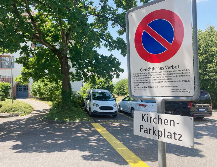Der Parkplatz mit dem Verbot. Neu dürfen nur Kirchenbesucher und berechtigte Personen dort parkieren. Foto: mbe