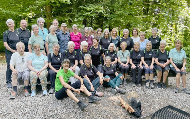 Die Mitglieder der Pro Senectute Nordic Walking Gruppe auf einen Blick. Sistartet ihr Läufe jeweils beim Tennisplatz in Niederrohrdorf. Foto: zVg