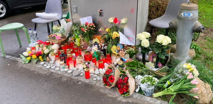 Die Anteilnahme der Stetter Bevölkerung war gross im April 2025. Auf dem Foto sieht man Kerzen, Blumen und Kuscheltiere am Unfallort. Foto: ml