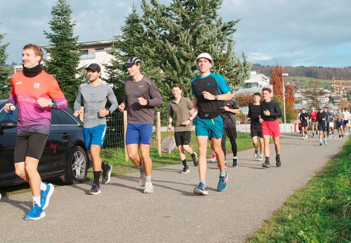 Zu jeder Stunde gehen die Läuferinnen und Läufer auf eine Runde. Foto: zVg