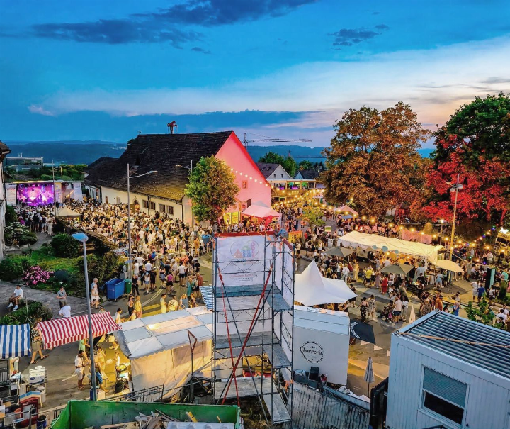 Das Dorf- und Jugendfest Oberrohrdorf war ein voller Erfolg. Ein stimmungsvolles Bild vom Dorf-Zentrum. Foto: zVg