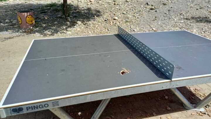 Der zerstörte Ping-Pong-Tisch. Foto: zVg