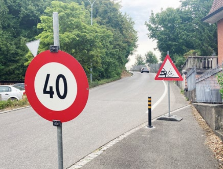 Die Tafel «Streu-Splitt» auf der Birchstrasse kurz nach dem Restaurant Bahnhöfli in Mellingen. Foto: mbe